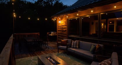 Large Cabin- Game Room/Pool Table/Arcades/Hot Tub