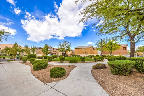 3BR SW Vegas, Projector King Suite, Full Kitchen