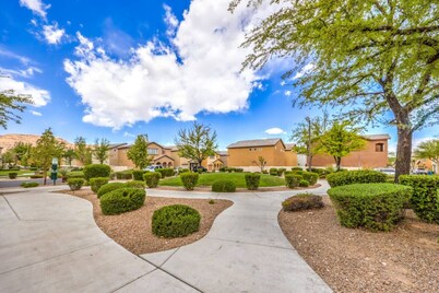 3BR SW Vegas, Projector King Suite, Full Kitchen