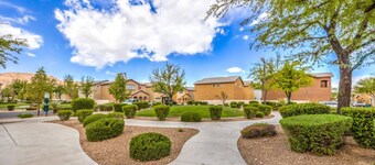 3BR SW Vegas, Projector King Suite, Full Kitchen