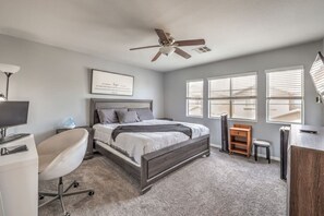 3 Schlafzimmer, Schreibtisch, Bügeleisen/Bügelbrett, WLAN