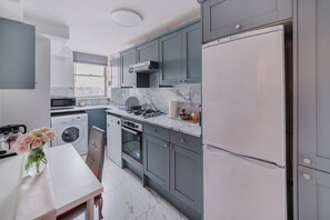 Fridge, microwave, oven, dishwasher - London Hyde Park 3 min walk,Cosy 2 bedrooms+2 bath Flat (London)