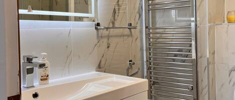 Dusch, hårtork, handdukar och tvål