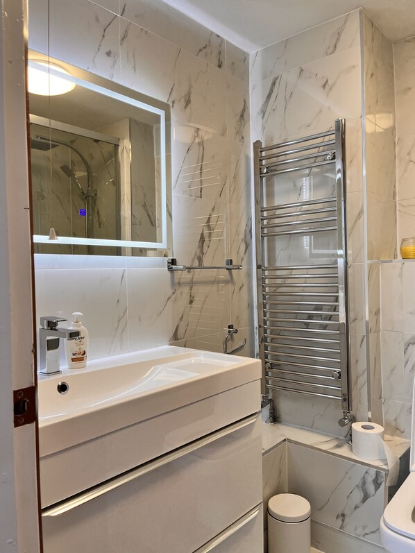 Dusj, hårføner, håndklær og såpe