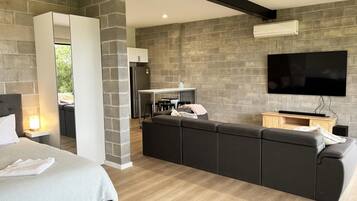 5 bedrooms, iron/ironing board, WiFi, bed sheets