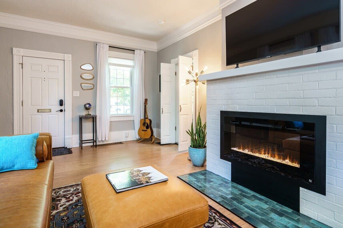 テレビ、暖炉、書斎 / ワークスペース