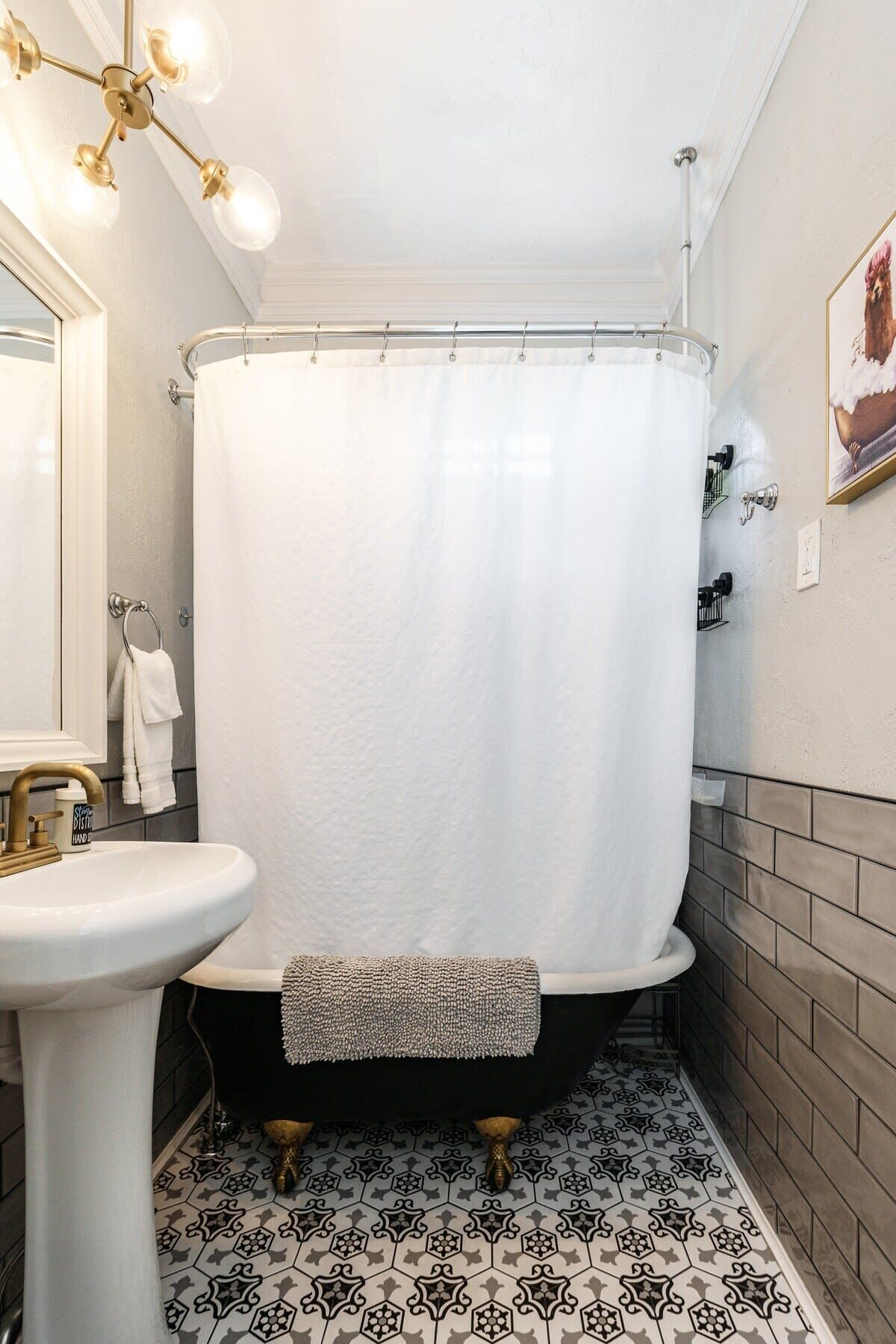 浴槽、ヘアドライヤー、タオル、シャンプー