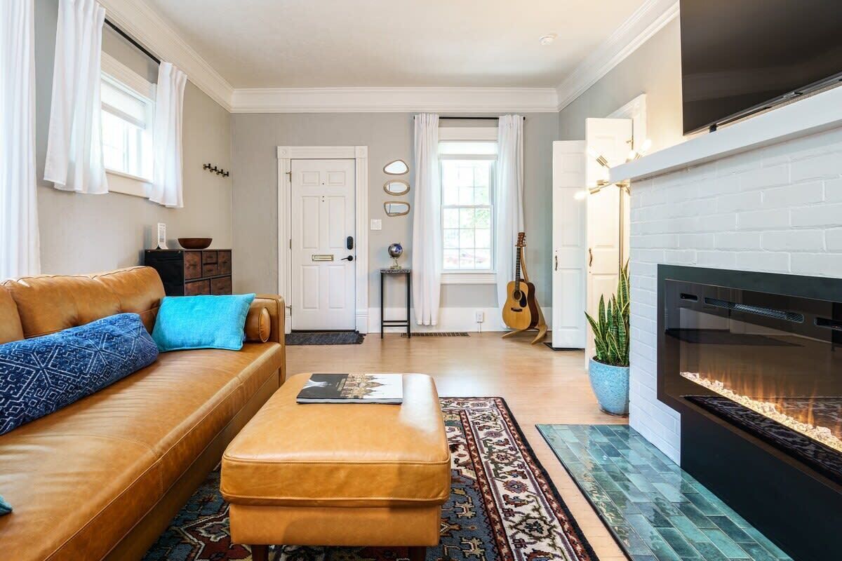 テレビ、暖炉、書斎 / ワークスペース