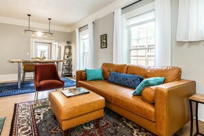 Télévision, cheminée, espaces bureaux