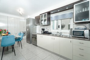 Deluxe Apartment | Private kitchen | Full-size fridge, microwave, oven, stovetop