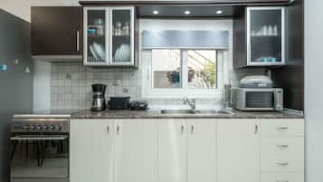 Apartamento luxo | Cozinha privada | Geladeira grande, micro-ondas, fogão, cooktop