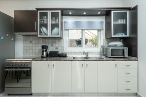 Deluxe Apartment | Private kitchen | Full-size fridge, microwave, oven, stovetop