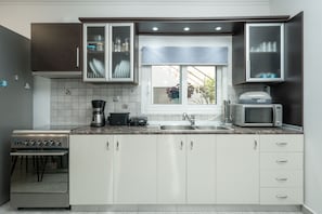 Refrigerador con freezer, microondas, horno, placa de cocina