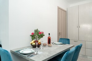 Deluxe Apartment | Dining room