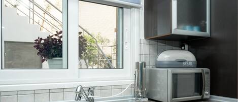 Deluxe appartement | Privékeuken | Een koelkast/vriezer, een magnetron, een oven, een kookplaat