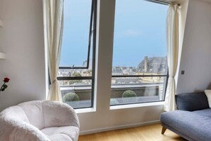 TV - Luxury Penthouse with Terrace & Views - Le Marais (Paris)