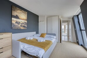 2 bedrooms, desk, iron/ironing board, WiFi