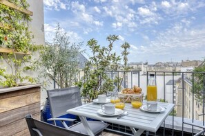 Outdoor dining - Luxury Penthouse with Terrace & Views - Le Marais (Paris)