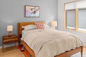 2 habitaciones, escritorio y tabla de planchar con plancha 