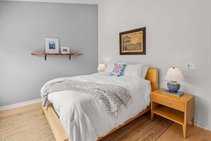 2 makuuhuonetta, työpöytä, silitysrauta/-lauta, vauvan matkasänky