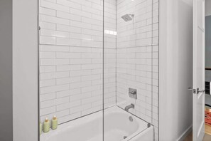 Badewanne, Haartrockner, Handtücher, Shampoo
