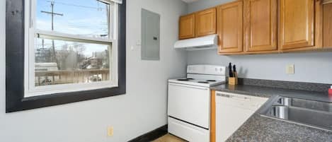 Fridge, microwave, stovetop, dishwasher
