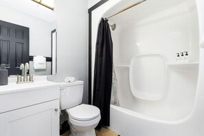 Bathtub, towels - 3 Bedroom Loft Near OSU (Columbus)