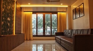 Deluxe Room | Living area | 24-inch LED TV with digital channels, TV