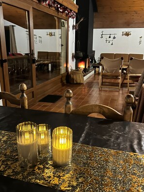 Lobby - House overlooking the Cadí-Moixeró massif, traditional from the 70s with magical (Lles de Cerdanya)