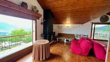 Een televisie en een open haard