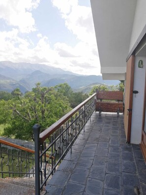 Property grounds - House overlooking the Cadí-Moixeró massif, traditional from the 70s with magical (Lles de Cerdanya)