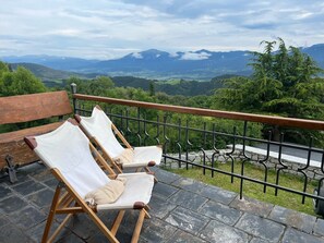 Terrace/patio - House overlooking the Cadí-Moixeró massif, traditional from the 70s with magical (Lles de Cerdanya)