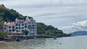 A coastal building with multiple balconies and a view of the sea. - Live an Adventure in Taboga 2 (Provincia de Panamá)