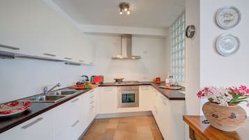 Vila Keluarga, beberapa kamar, 2 kamar mandi, tepi danau (Villa Il Paradiso Di Gabri) | Dapur pribadi | Lemari es, oven, kompor, dan mesin pencuci piring