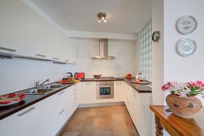 Family Villa, Multiple Bedrooms, 2 Bathrooms, Lakeside (Villa Il Paradiso Di Gabri) | Private kitchen | Fridge, oven, stovetop, dishwasher - Villa Il Paradiso Di Gabri (Nago-Torbole)