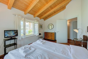 Family Villa, Multiple Bedrooms, 2 Bathrooms, Lakeside (Villa Il Paradiso Di Gabri)