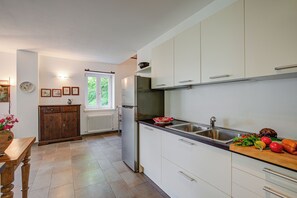 Family Villa, Multiple Bedrooms, 2 Bathrooms, Lakeside (Villa Il Paradiso Di Gabri) | Private kitchen | Fridge, oven, stovetop, dishwasher - Villa Il Paradiso Di Gabri (Nago-Torbole)