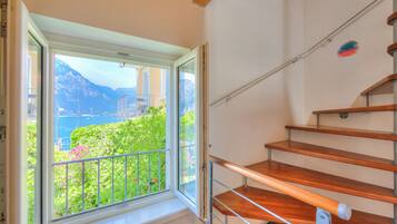Family Villa, Multiple Bedrooms, 2 Bathrooms, Lakeside (Villa Il Paradiso Di Gabri) | Interior
