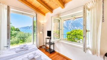 Villa familiar, 3 habitaciones, 2 baños, junto al lago (Villa Il Paradiso Di Gabri: Lake-View) | 3 dormitorios y wifi