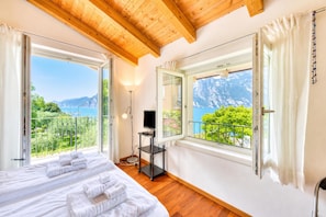 Family Villa, 3 Bedrooms, 2 Bathrooms, Lakeside (Villa Il Paradiso Di Gabri: Lake-View) - Villa Il Paradiso Di Gabri: Lake-view Villa With Garden (Nago-Torbole)