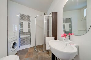 Family Villa, Multiple Bedrooms, 2 Bathrooms, Lakeside (Villa Il Paradiso Di Gabri) | Bathroom | Shower, hair dryer, bidet, towels - Villa Il Paradiso Di Gabri (Nago-Torbole)