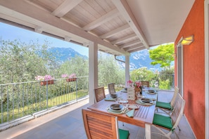家庭别墅, 多间卧室, 双浴室, 湖畔 (Villa Il Paradiso Di Gabri) | 室外用餐
