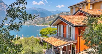 Villa Il Paradiso Di Gabri: Lake-view Villa With Garden