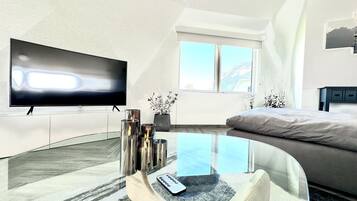 2 bedrooms, desk, iron/ironing board, WiFi