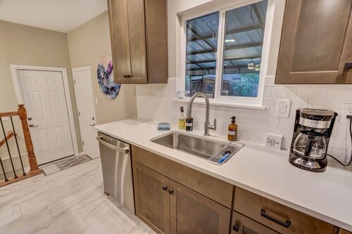 Central Luxury Retreat - Hot tub, Firepit, TVs, Grill, Games