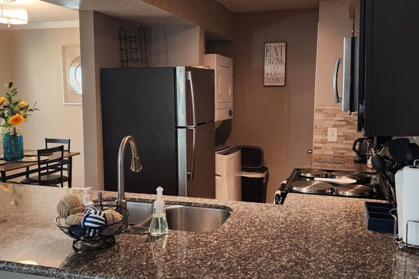 Kylskåp, mikrovågsugn, ugn och spishäll