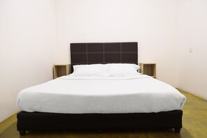 Double Room | Desk, laptop workspace, free WiFi, bed sheets - SPOT ON 89805 The Traveler Home (Sibu)