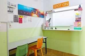 Reception - SPOT ON 89805 The Traveler Home (Sibu)