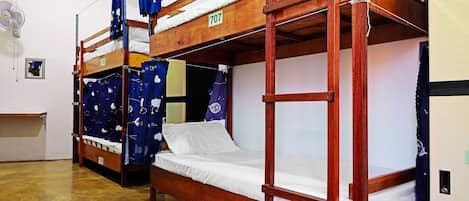 Slaapzaal, gemengd | Een bureau, een laptopwerkplek, gratis wifi, beddengoed