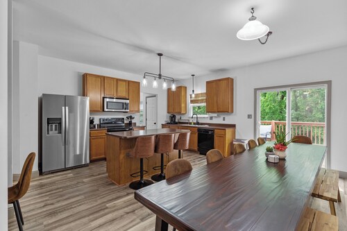 Springhurst Serenity: Fresh 4BR Getaway